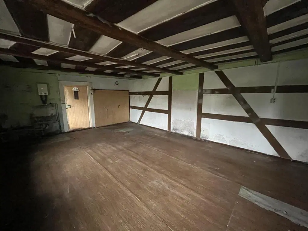 Gebouw met aangrenzend bosgebied in Schönheide - Duitsland