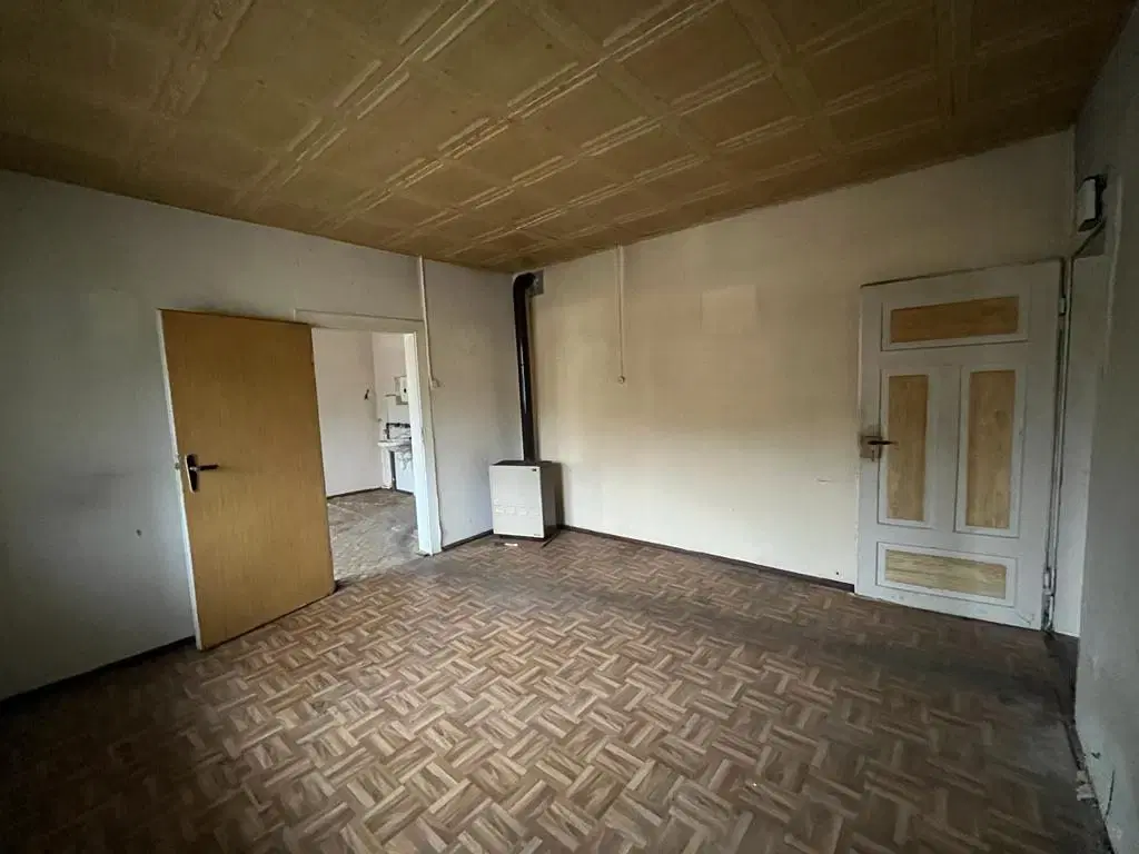 Gebouw met aangrenzend bosgebied in Schönheide - Duitsland
