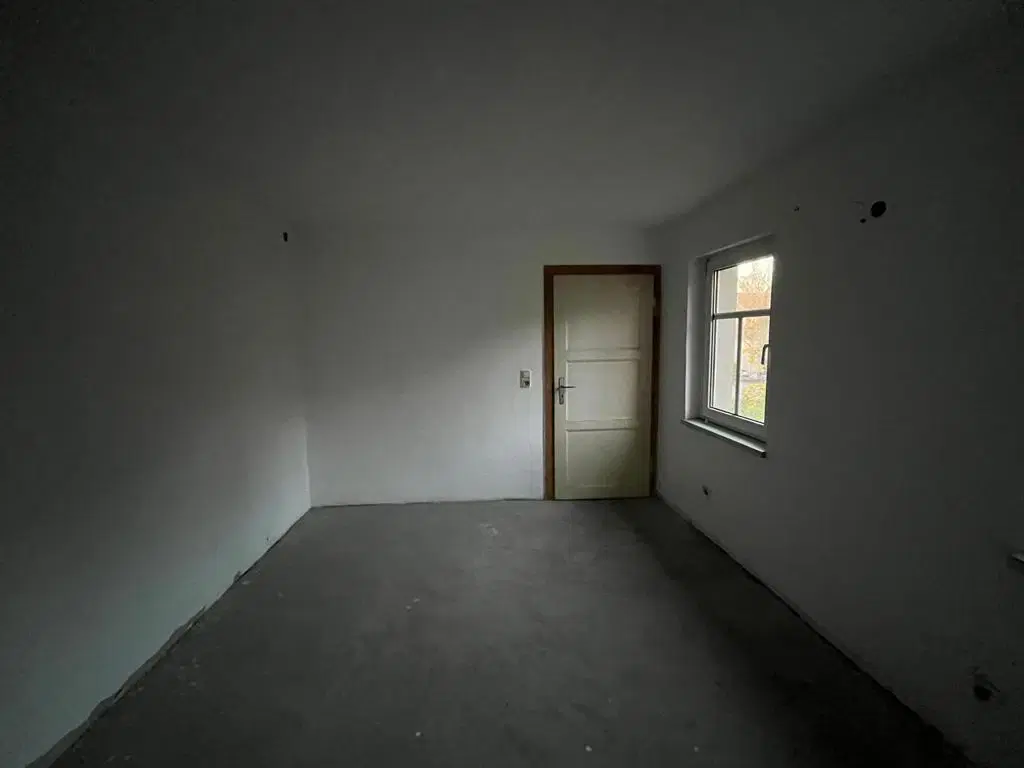 Vrijstaand object met 2 voormalige woningen en een schuur in Zeitz - Duitsland