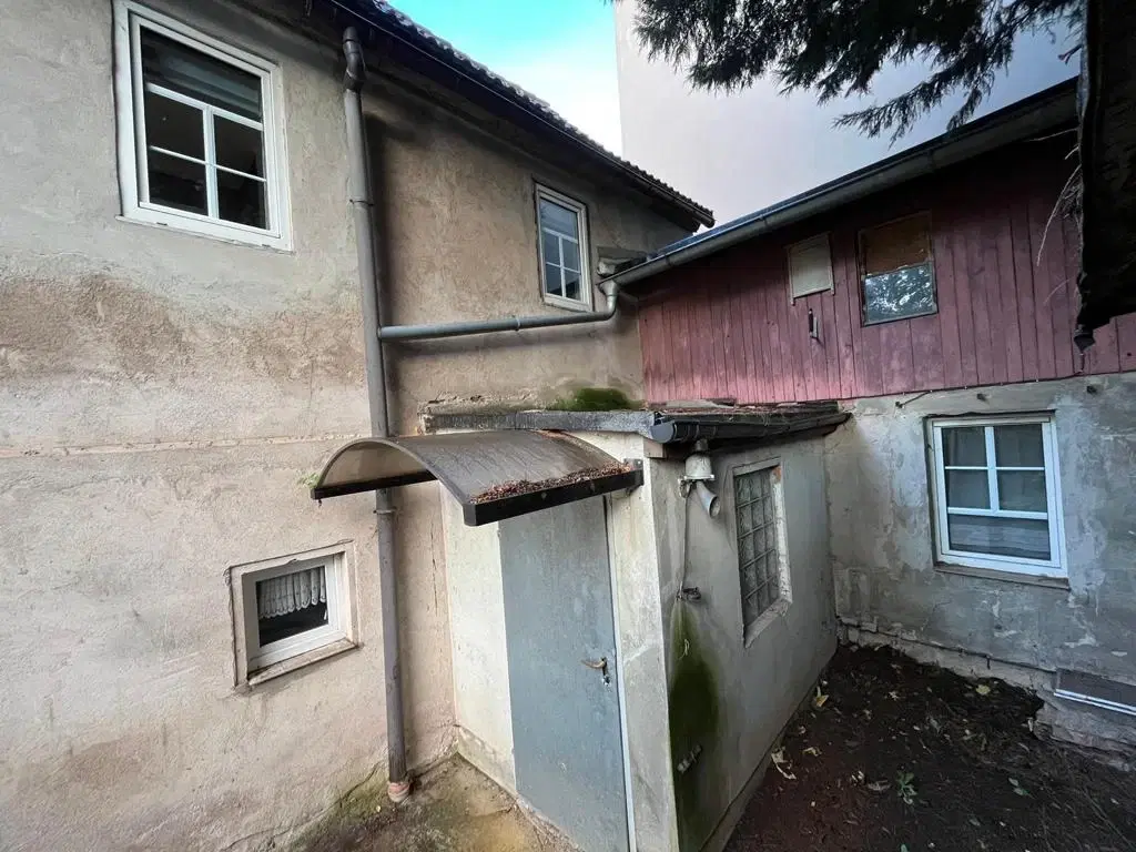 Vrijstaand object met 2 voormalige woningen en een schuur in Zeitz - Duitsland