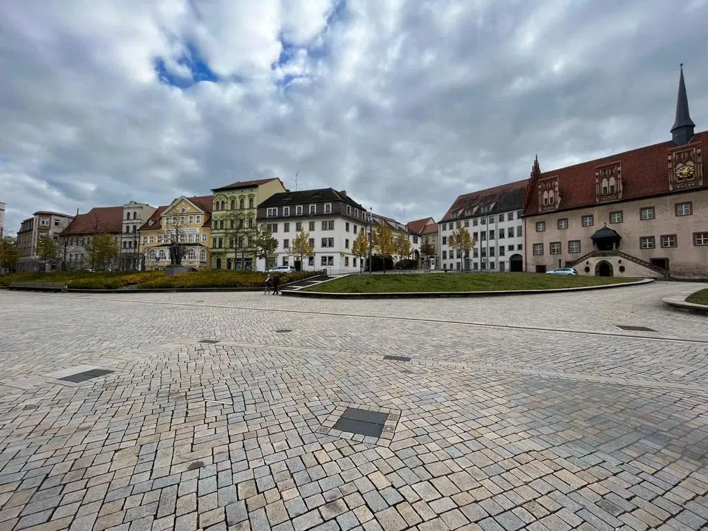 Vrijstaand object met 2 voormalige woningen en een schuur in Zeitz - Duitsland