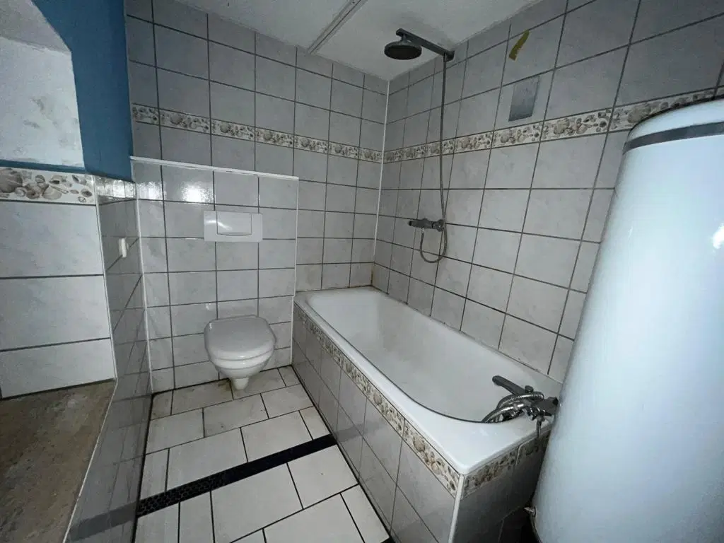 Vrijstaand object met 2 voormalige woningen en een schuur in Zeitz - Duitsland