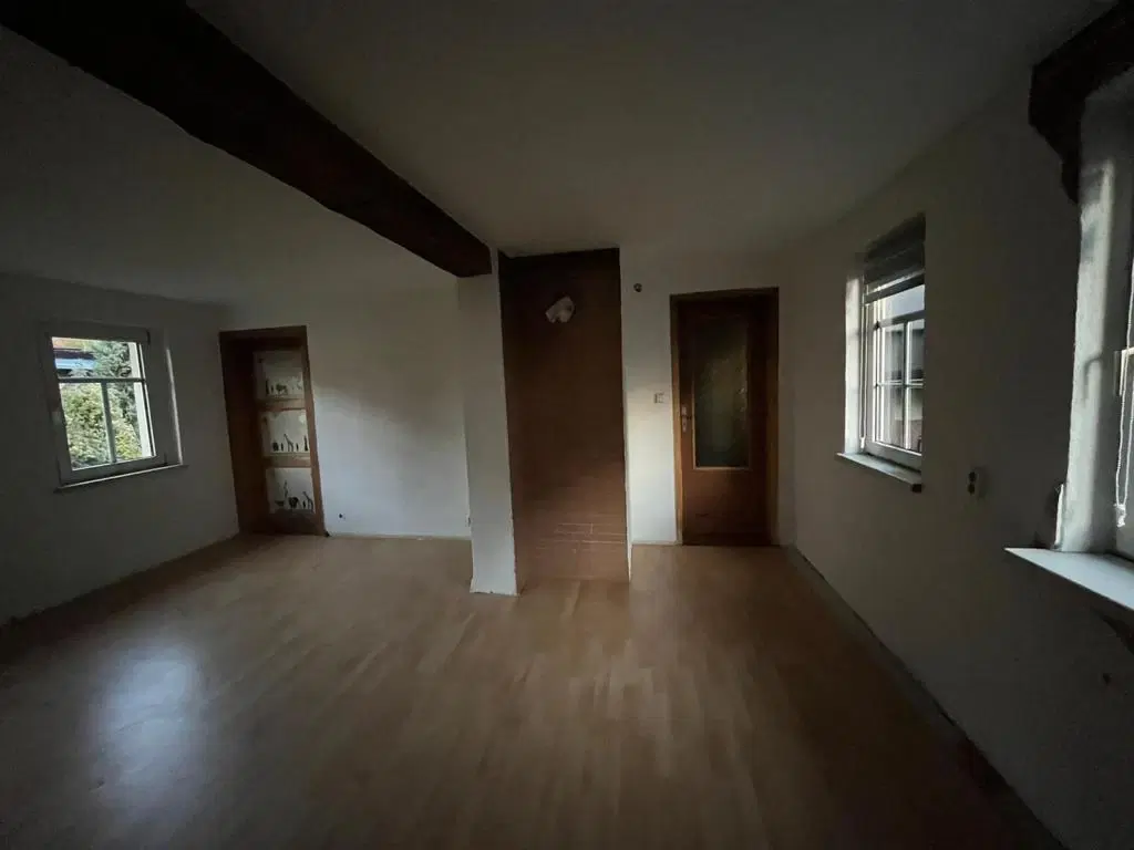 Vrijstaand object met 2 voormalige woningen en een schuur in Zeitz - Duitsland