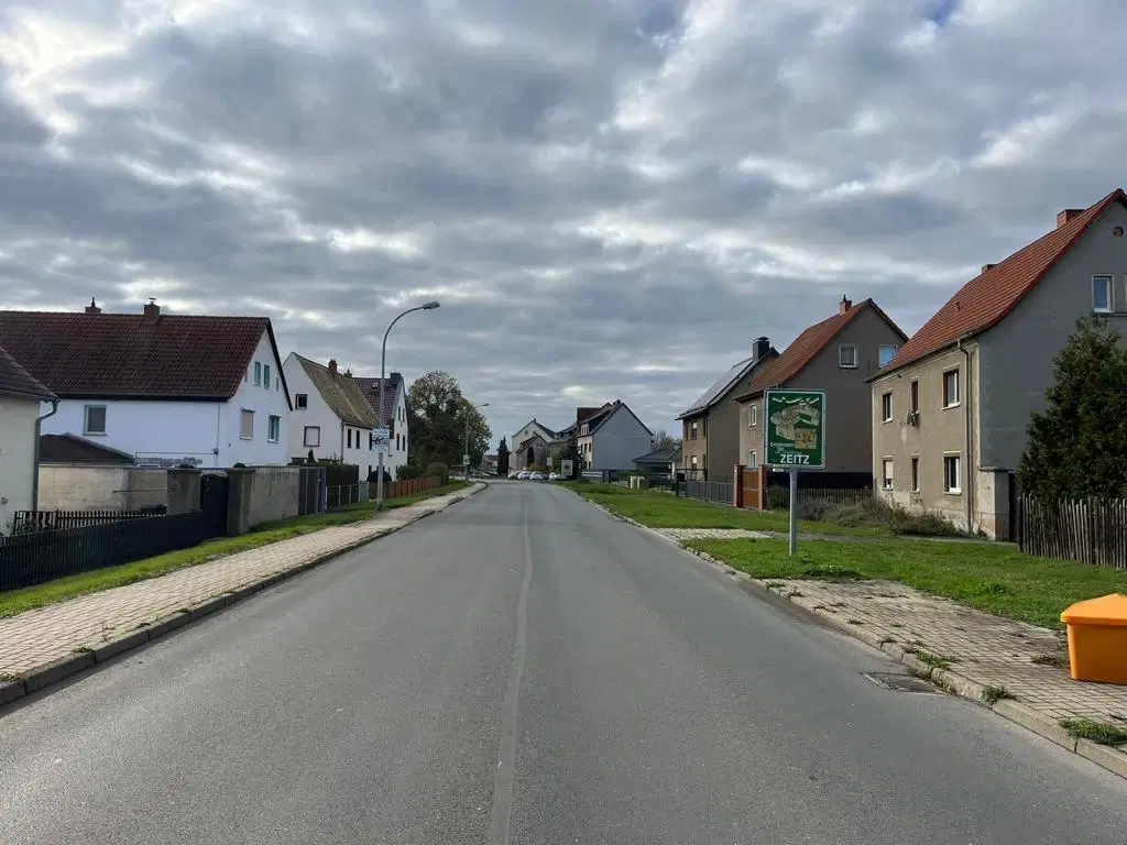 Vrijstaand object met 2 voormalige woningen en een schuur in Zeitz - Duitsland