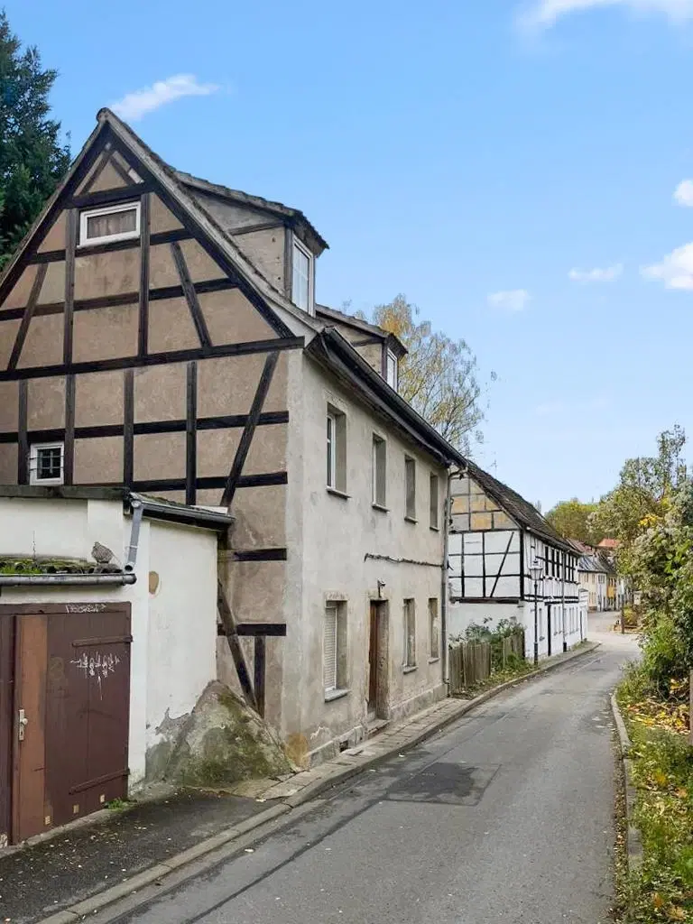 Vrijstaand object met 2 voormalige woningen en een schuur in Zeitz - Duitsland