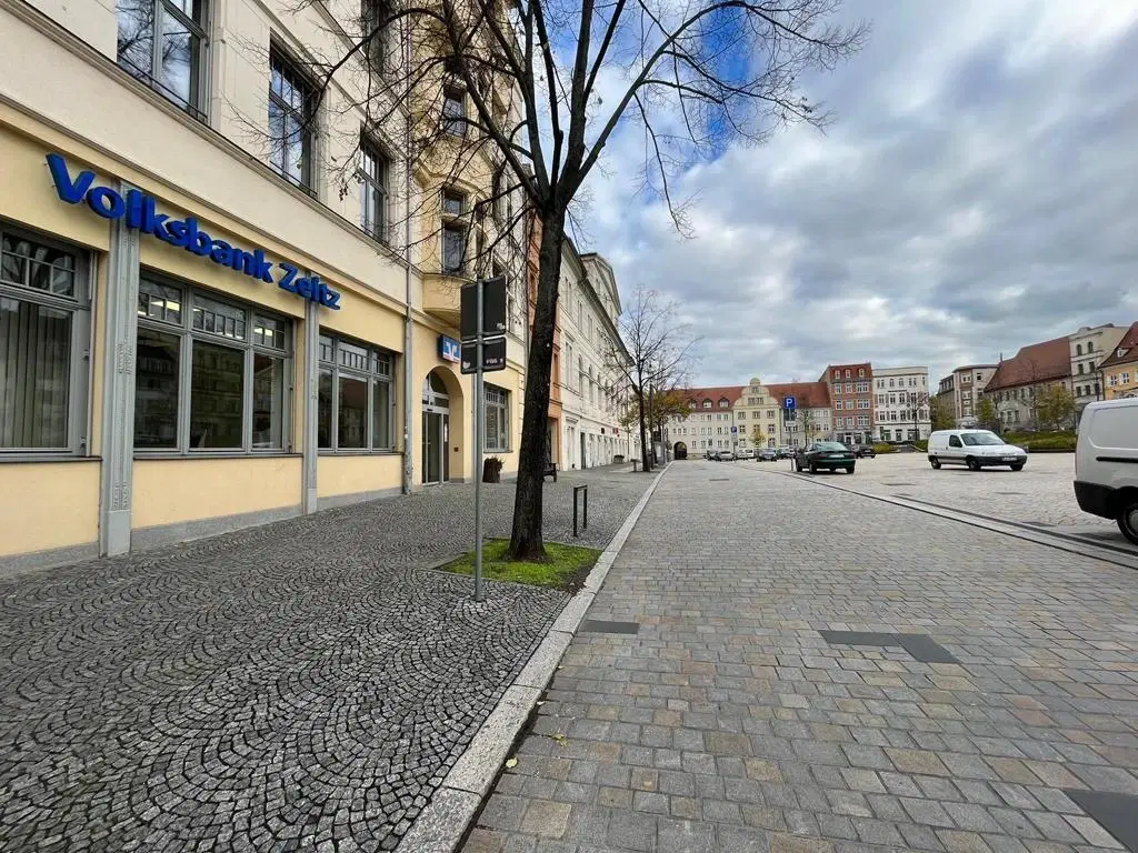 Vrijstaand object met 2 voormalige woningen en een schuur in Zeitz - Duitsland