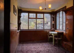 Woning met 2 verdiepingen, bijgebouwen en 2.500 m2 grond in Ostrov-upon-Danube - Bulgarije