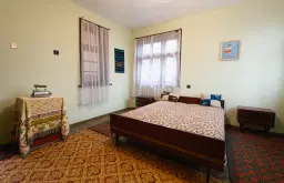 Woning met 2 verdiepingen, bijgebouwen en 2.500 m2 grond in Ostrov-upon-Danube - Bulgarije