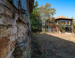 Woning met 2 verdiepingen, bijgebouwen en 2.500 m2 grond in Ostrov-upon-Danube - Bulgarije