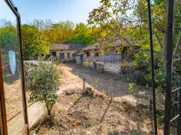 Woning met 2 verdiepingen, bijgebouwen en 2.500 m2 grond in Ostrov-upon-Danube - Bulgarije