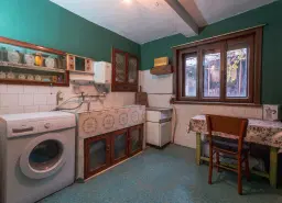 Woning met 2 verdiepingen, bijgebouwen en 2.500 m2 grond in Ostrov-upon-Danube - Bulgarije