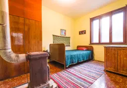 Woning met 2 verdiepingen, bijgebouwen en 2.500 m2 grond in Ostrov-upon-Danube - Bulgarije