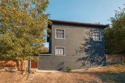 Woning met 2 verdiepingen, bijgebouwen en 2.500 m2 grond in Ostrov-upon-Danube - Bulgarije