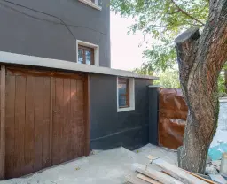 Woning met 2 verdiepingen, bijgebouwen en 2.500 m2 grond in Ostrov-upon-Danube - Bulgarije