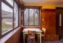 Woning met 2 verdiepingen, bijgebouwen en 2.500 m2 grond in Ostrov-upon-Danube - Bulgarije