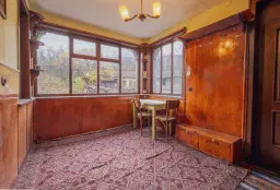 Woning met 2 verdiepingen, bijgebouwen en 2.500 m2 grond in Ostrov-upon-Danube - Bulgarije