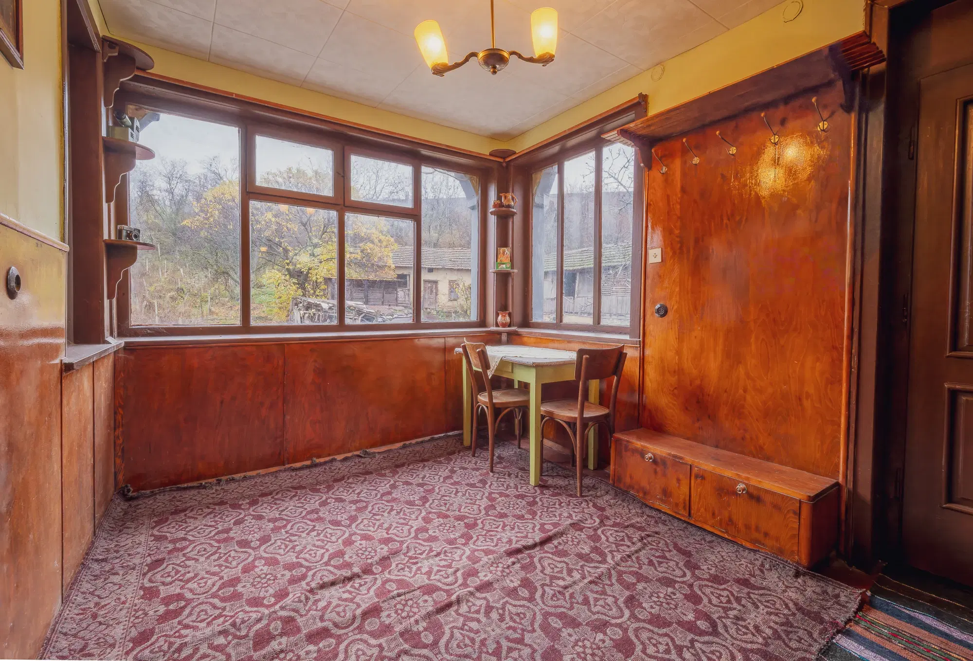 Woning met 2 verdiepingen, bijgebouwen en 2.500 m2 grond in Ostrov-upon-Danube - Bulgarije