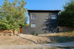 Woning met 2 verdiepingen, bijgebouwen en 2.500 m2 grond in Ostrov-upon-Danube - Bulgarije