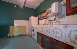 Woning met 2 verdiepingen, bijgebouwen en 2.500 m2 grond in Ostrov-upon-Danube - Bulgarije