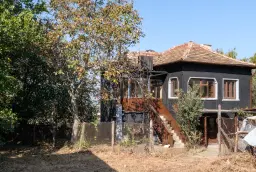 Woning met 2 verdiepingen, bijgebouwen en 2.500 m2 grond in Ostrov-upon-Danube - Bulgarije