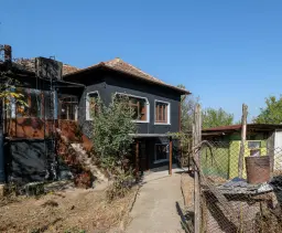 Woning met 2 verdiepingen, bijgebouwen en 2.500 m2 grond in Ostrov-upon-Danube - Bulgarije