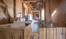 Woning met 2 verdiepingen, bijgebouwen en 2.500 m2 grond in Ostrov-upon-Danube - Bulgarije