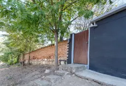 Woning met 2 verdiepingen, bijgebouwen en 2.500 m2 grond in Ostrov-upon-Danube - Bulgarije