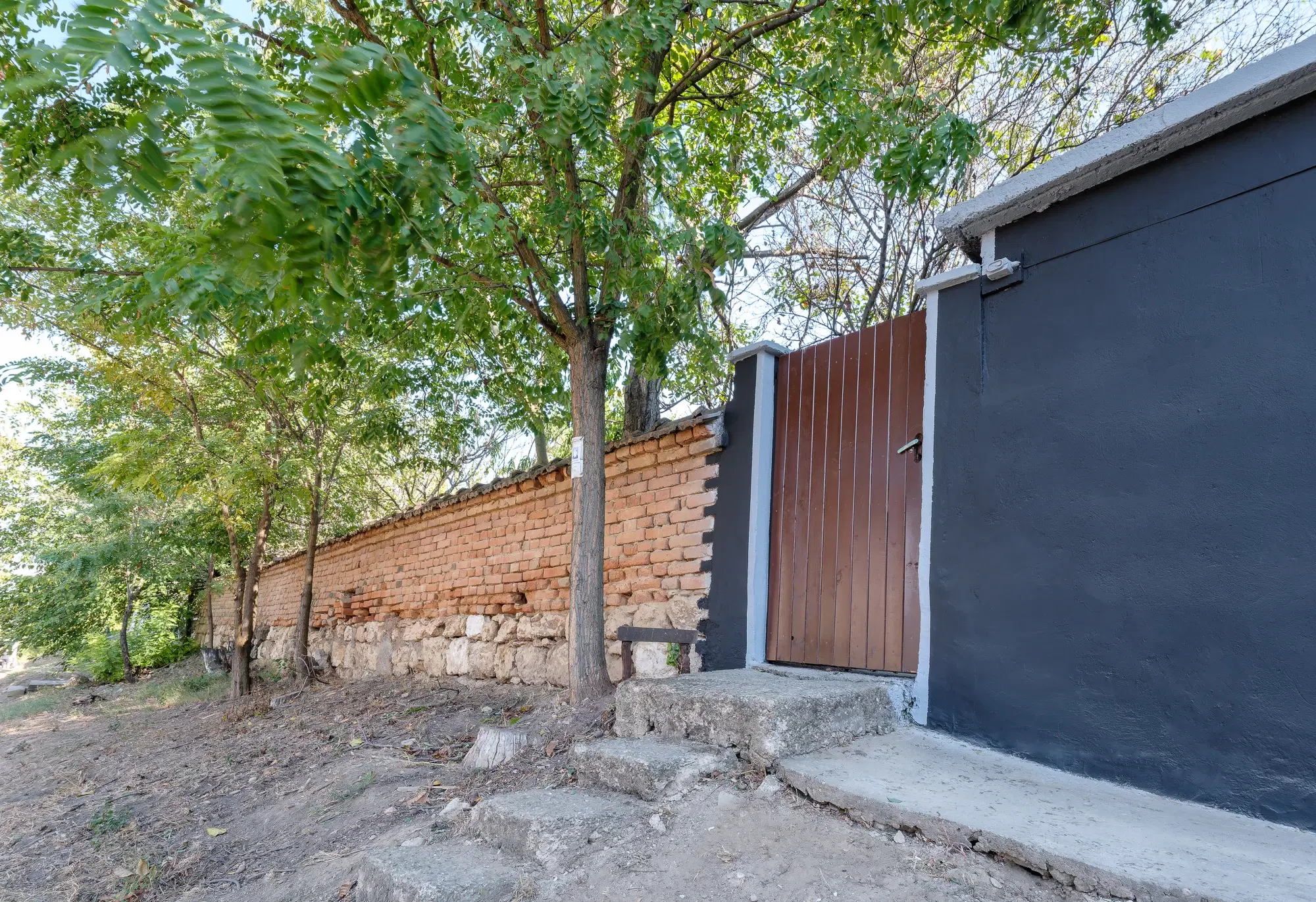 Woning met 2 verdiepingen, bijgebouwen en 2.500 m2 grond in Ostrov-upon-Danube - Bulgarije