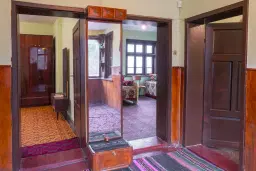 Woning met 2 verdiepingen, bijgebouwen en 2.500 m2 grond in Ostrov-upon-Danube - Bulgarije