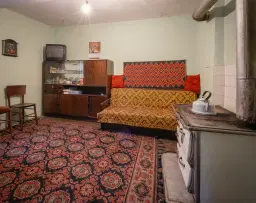 Woning met 2 verdiepingen, bijgebouwen en 2.500 m2 grond in Ostrov-upon-Danube - Bulgarije