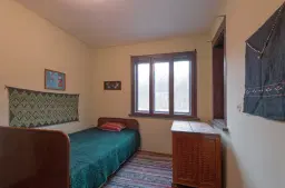 Woning met 2 verdiepingen, bijgebouwen en 2.500 m2 grond in Ostrov-upon-Danube - Bulgarije