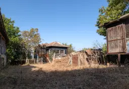 Woning met 2 verdiepingen, bijgebouwen en 2.500 m2 grond in Ostrov-upon-Danube - Bulgarije