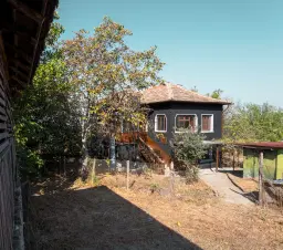 Woning met 2 verdiepingen, bijgebouwen en 2.500 m2 grond in Ostrov-upon-Danube - Bulgarije