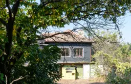 Woning met 2 verdiepingen, bijgebouwen en 2.500 m2 grond in Ostrov-upon-Danube - Bulgarije