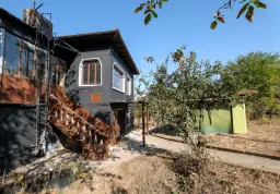 Woning met 2 verdiepingen, bijgebouwen en 2.500 m2 grond in Ostrov-upon-Danube - Bulgarije