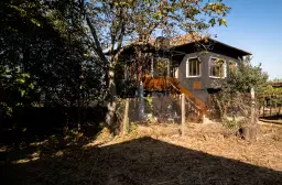 Woning met 2 verdiepingen, bijgebouwen en 2.500 m2 grond in Ostrov-upon-Danube - Bulgarije