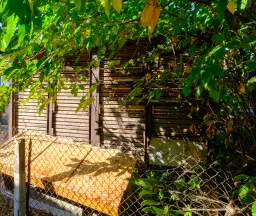 Woning met 2 verdiepingen, bijgebouwen en 2.500 m2 grond in Ostrov-upon-Danube - Bulgarije