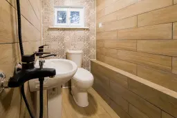 Woning met 2 verdiepingen, bijgebouwen en 2.500 m2 grond in Ostrov-upon-Danube - Bulgarije