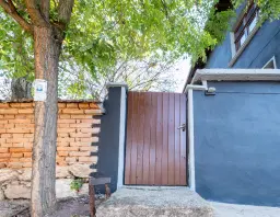 Woning met 2 verdiepingen, bijgebouwen en 2.500 m2 grond in Ostrov-upon-Danube - Bulgarije