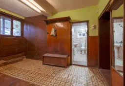 Woning met 2 verdiepingen, bijgebouwen en 2.500 m2 grond in Ostrov-upon-Danube - Bulgarije