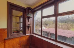 Woning met 2 verdiepingen, bijgebouwen en 2.500 m2 grond in Ostrov-upon-Danube - Bulgarije