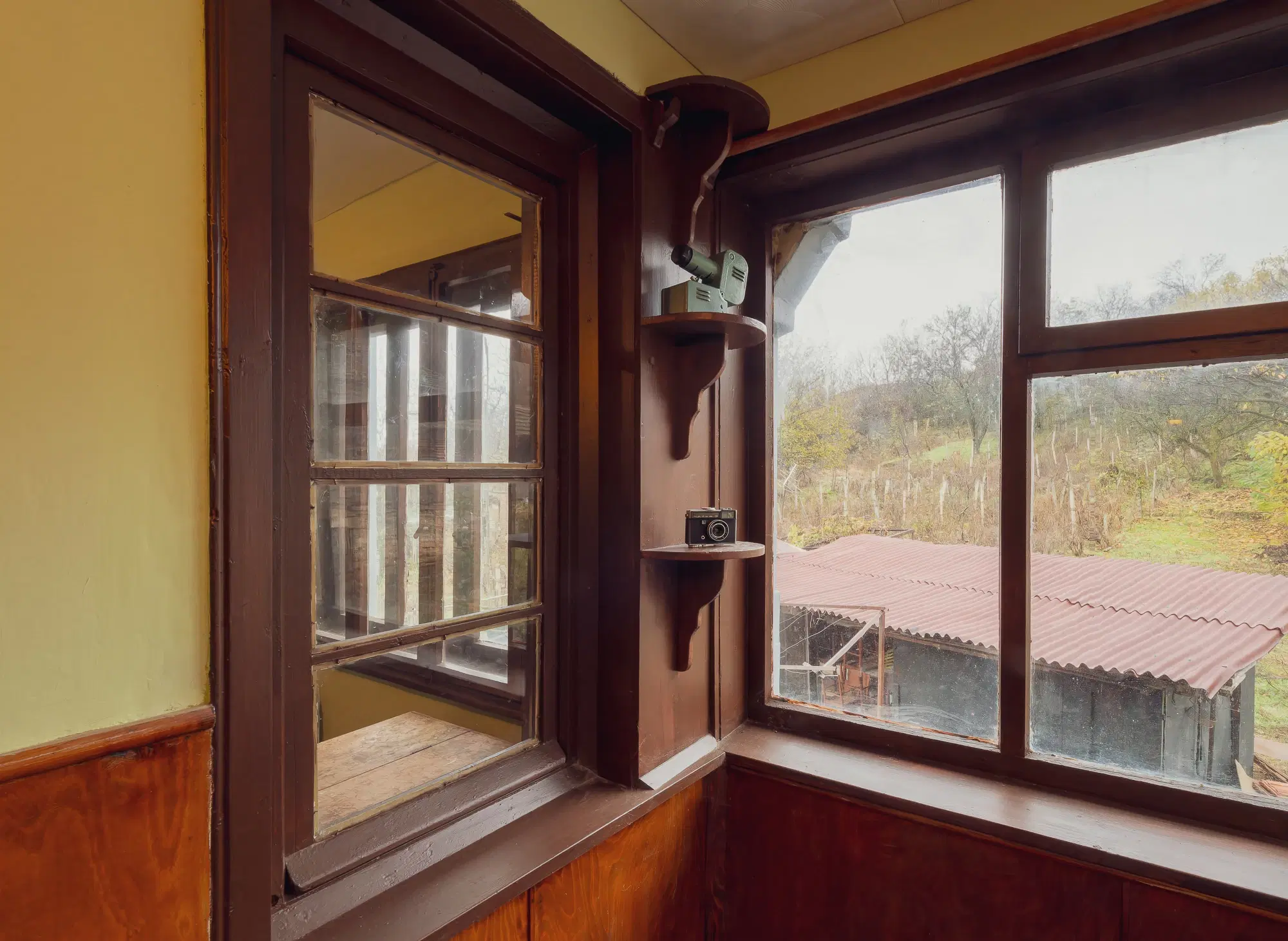 Woning met 2 verdiepingen, bijgebouwen en 2.500 m2 grond in Ostrov-upon-Danube - Bulgarije