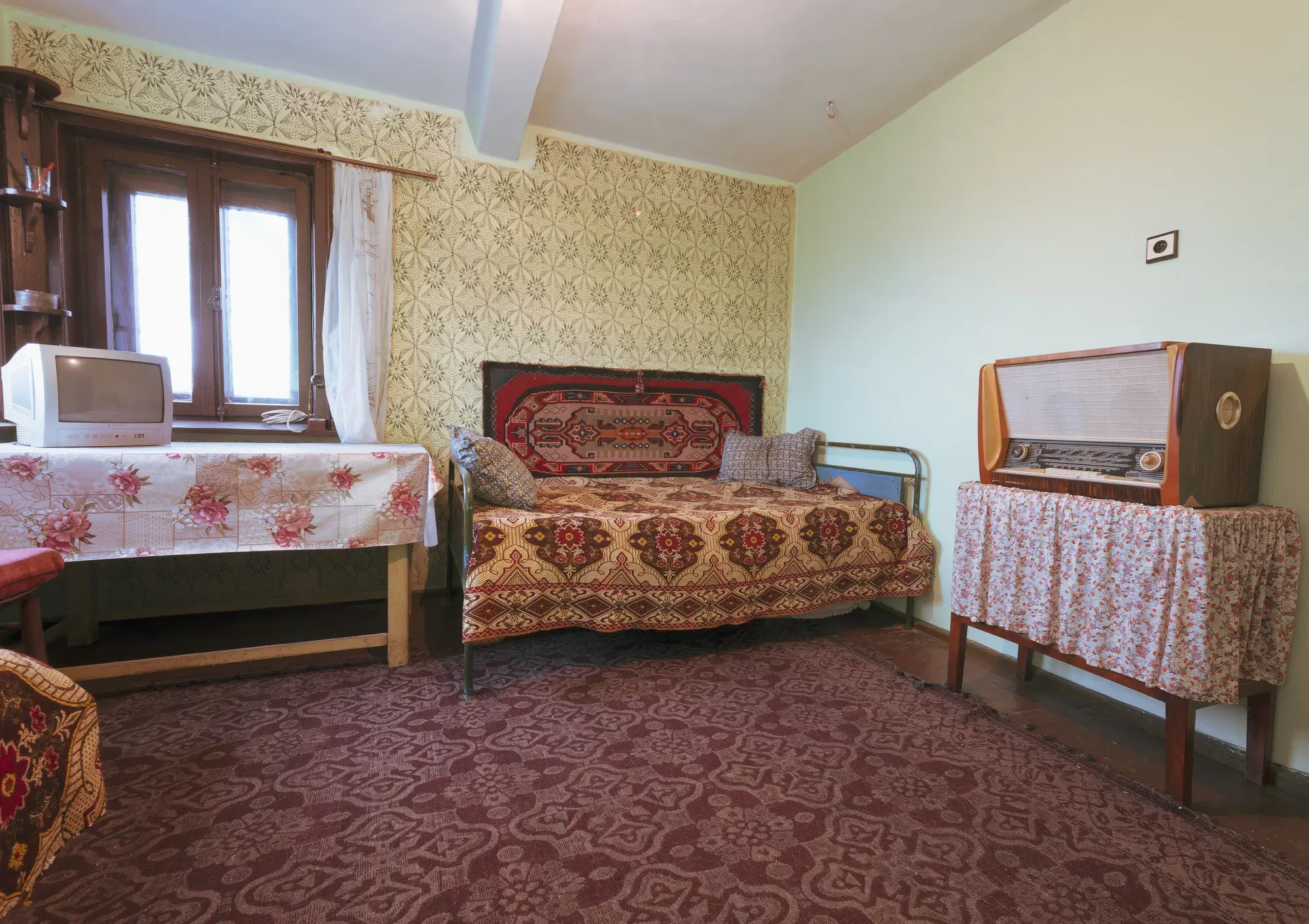 Woning met 2 verdiepingen, bijgebouwen en 2.500 m2 grond in Ostrov-upon-Danube - Bulgarije