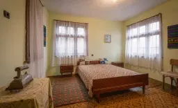 Woning met 2 verdiepingen, bijgebouwen en 2.500 m2 grond in Ostrov-upon-Danube - Bulgarije