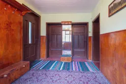 Woning met 2 verdiepingen, bijgebouwen en 2.500 m2 grond in Ostrov-upon-Danube - Bulgarije