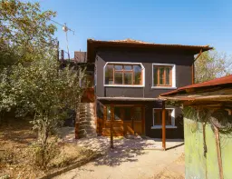 Woning met 2 verdiepingen, bijgebouwen en 2.500 m2 grond in Ostrov-upon-Danube - Bulgarije