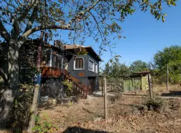 Woning met 2 verdiepingen, bijgebouwen en 2.500 m2 grond in Ostrov-upon-Danube - Bulgarije