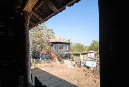 Woning met 2 verdiepingen, bijgebouwen en 2.500 m2 grond in Ostrov-upon-Danube - Bulgarije