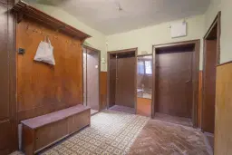 Woning met 2 verdiepingen, bijgebouwen en 2.500 m2 grond in Ostrov-upon-Danube - Bulgarije