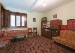 Woning met 2 verdiepingen, bijgebouwen en 2.500 m2 grond in Ostrov-upon-Danube - Bulgarije